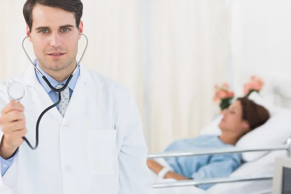 Guapo médico con paciente en el hospital — Foto de Stock