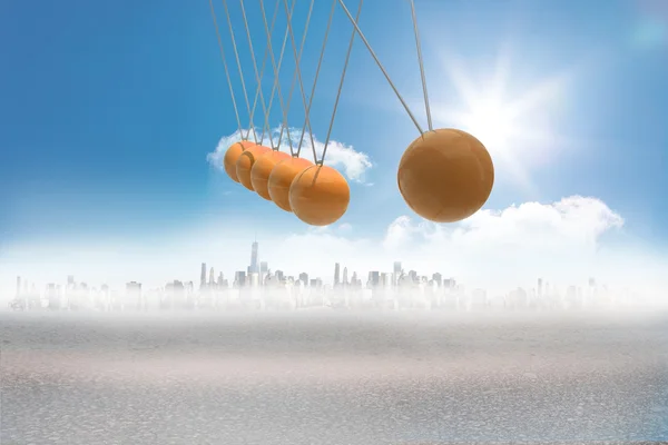 在沙漠中的城市上空的牛顿摇篮 — 图库照片