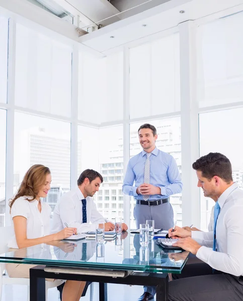 Executivos sentados em torno da mesa de conferências — Fotografia de Stock
