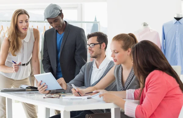 Modeschöpfer diskutieren Entwürfe — Stockfoto