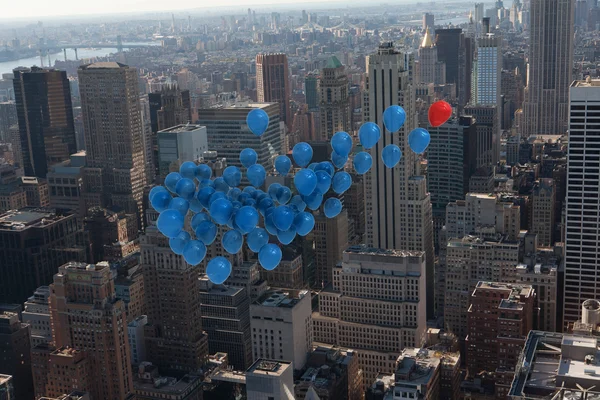 都市の上の多くのカラフルな風船 — ストック写真