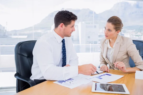 Compañeros inteligentemente vestidos en reuniones de negocios — Foto de Stock