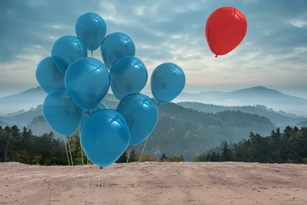 Balloons in front of mountains — Stock Photo, Image
