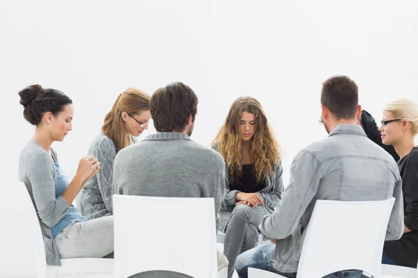 Terapia de grupo en sesión sentada en círculo —  Fotos de Stock