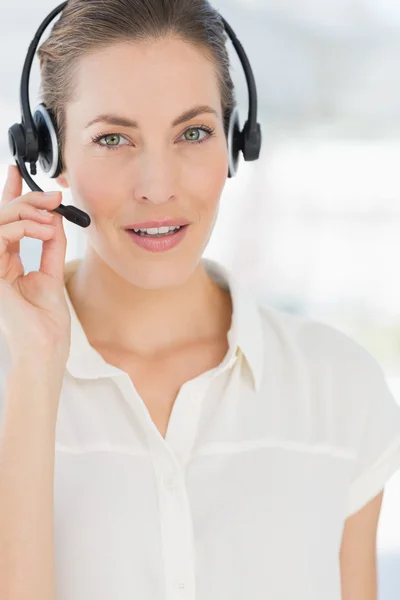 Närbild av en vacker kvinnlig befattningshavare med headset — Stockfoto