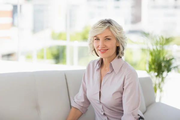 Portrait of a mature woman sitting at home — Stock Photo, Image