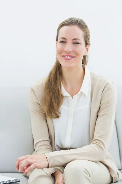 Χαμογελαστά γυναικεία οικονομικός σύμβουλος κάθεται στον καναπέ — Φωτογραφία Αρχείου