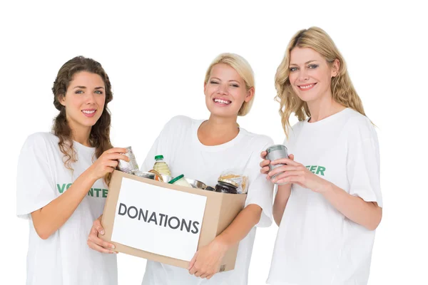 Portrét tří usmívající se mladé ženy s darováním box — Stock fotografie