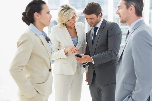 Business colleagues in discussion during office break — Stock Photo, Image