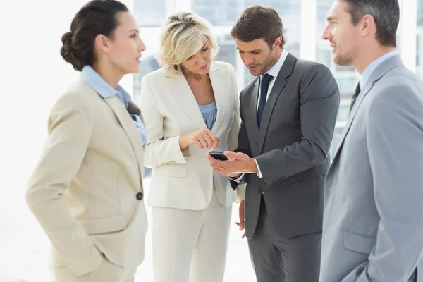 Colleghi d'affari in discussione durante la pausa ufficio — Foto Stock