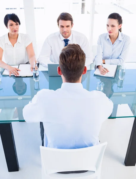 Rekryterare kontrollera kandidaten under anställningsintervju — Stockfoto