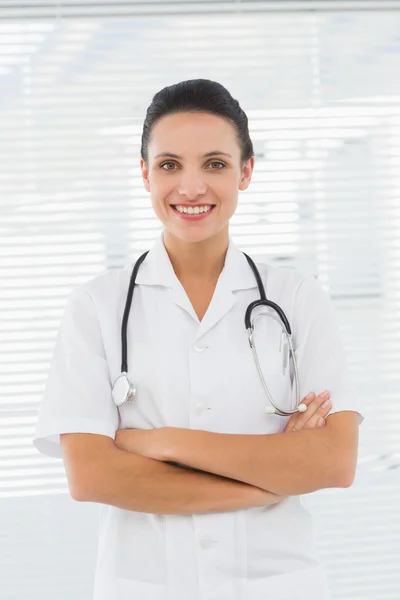 Sorrindo bela médica com braços cruzados — Fotografia de Stock