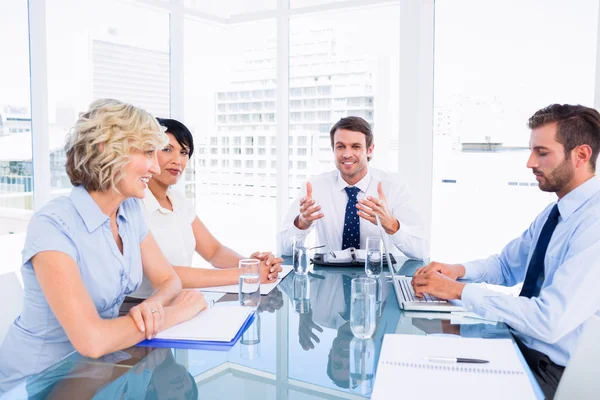 Ejecutivos alrededor de mesa de conferencias en la oficina — Foto de Stock