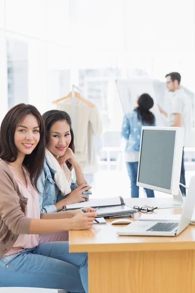 Vrouwelijke kunstenaars werken bij Bureau in creatieve kantoor — Stockfoto