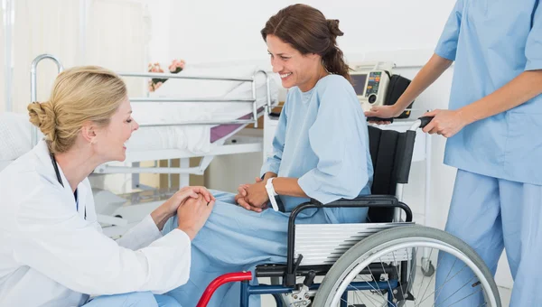 Le médecin parle à un patient en fauteuil roulant à l'hôpital — Photo