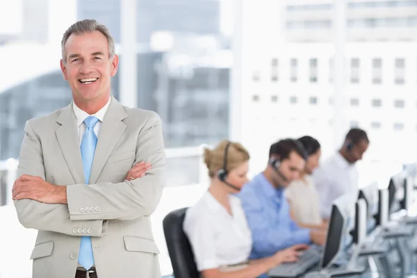 Zufriedene Geschäftsleute mit Führungskräften, die Computer im Büro benutzen — Stockfoto