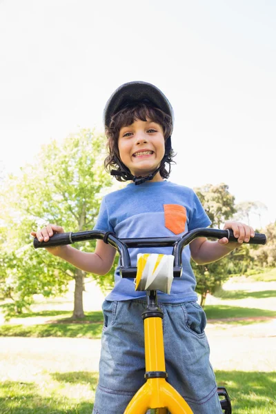 Χαριτωμένο μικρό αγόρι που το ποδήλατο — Φωτογραφία Αρχείου
