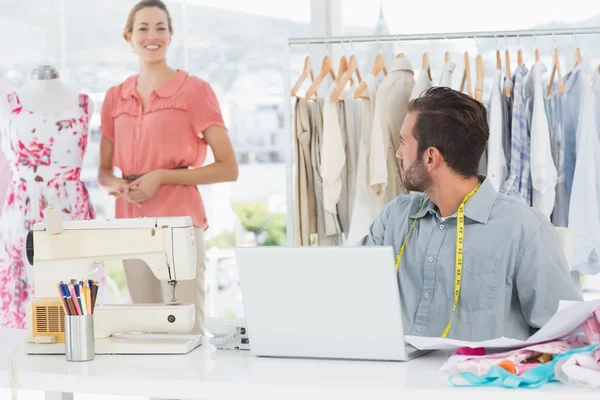 Man använder laptop med fashion designer arbetar på studio — Stockfoto