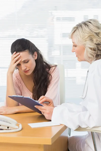 Female doctor discussing reports with patient — Stock Photo, Image