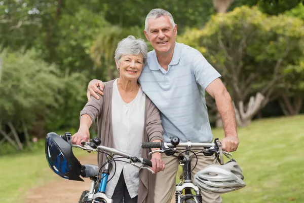 公園に乗るサイクルに年配のカップル — ストック写真