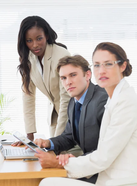 Collega's met laptop en digitale tablet in vergadering — Stockfoto