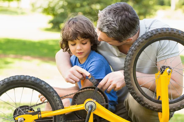 Vater und Sohn reparieren Fahrrad — Stockfoto