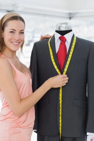 여성 패션 디자이너 마네킹에 옷을 측정 — 스톡 사진
