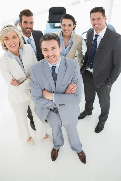 Equipe de negócios confiante em pé no escritório — Fotografia de Stock