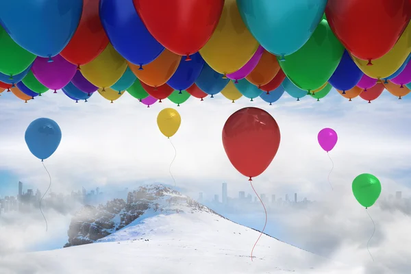 눈 위에 많은 다채로운 풍선 — 스톡 사진