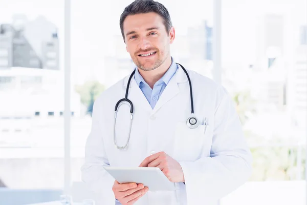 Dijital tablet kullanarak bir erkek doktor portresi — Stok fotoğraf