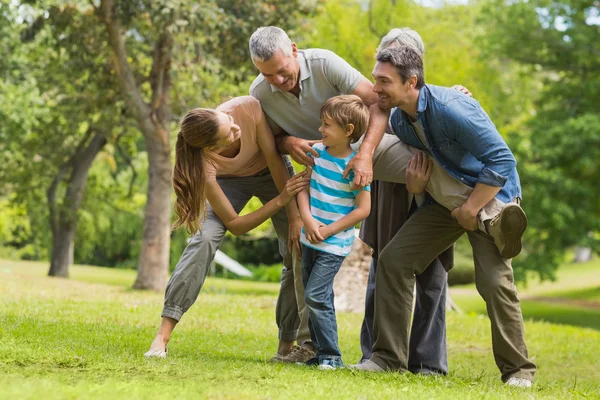 Familj spelar i park — Stockfoto