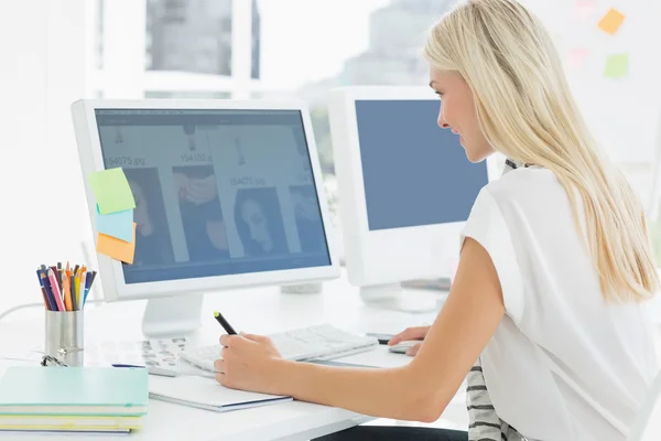 Mujer joven casual usando el ordenador en la oficina — Foto de Stock