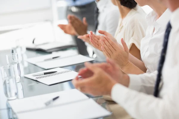 Pessoas de negócios batendo palmas em uma reunião — Fotografia de Stock