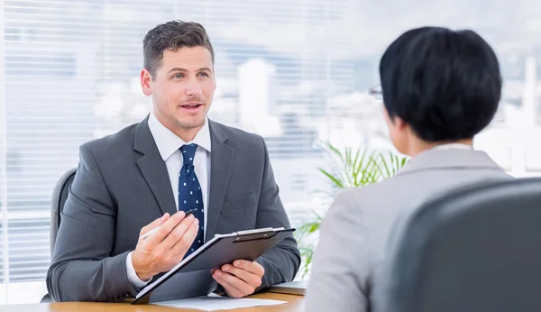 Reclutador revisando al candidato durante la entrevista de trabajo — Foto de Stock