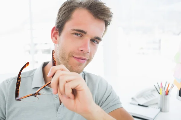 Portret van een toevallige mannelijke fotoredacteur glimlachend in office — Stockfoto