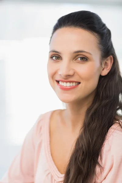 Retrato de cerca de una joven empresaria sonriente — Foto de Stock