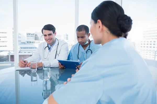 Artsen in een vergadering in ziekenhuis — Stockfoto