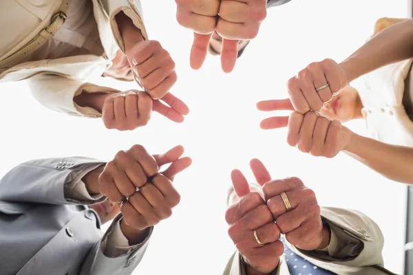 Zakelijke team kijken neer op de camera duimen opdagen — Stockfoto