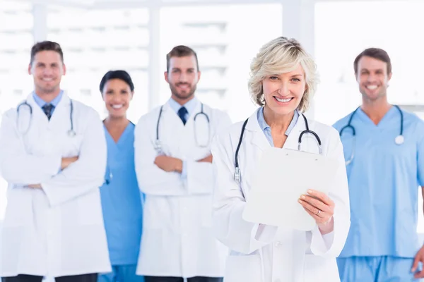 Grupo feliz confiante de médicos no consultório médico — Fotografia de Stock