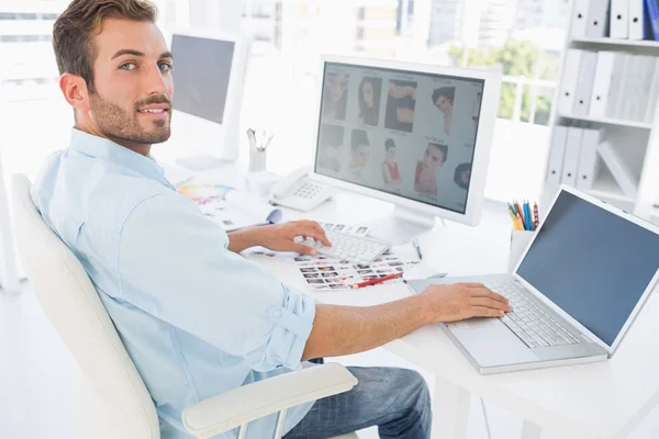 Male photo editor working on computer — Stock Photo, Image
