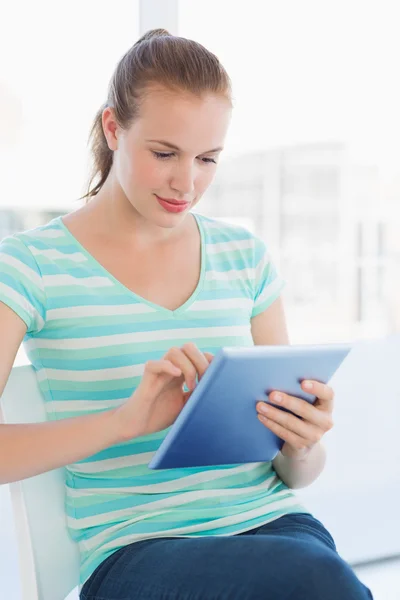 Hermosa mujer casual joven usando tableta digital — Foto de Stock