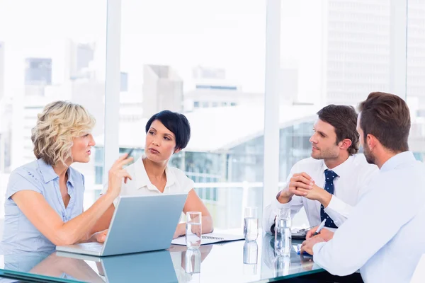 Führungskräfte sitzen am Konferenztisch — Stockfoto