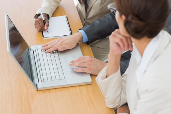 Collega's met behulp van laptop aan balie — Stockfoto