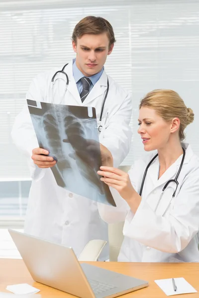 Médicos examinando um raio-x juntos — Fotografia de Stock
