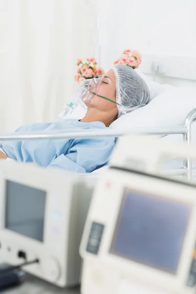 Paciente do sexo feminino em ventilação artificial — Fotografia de Stock