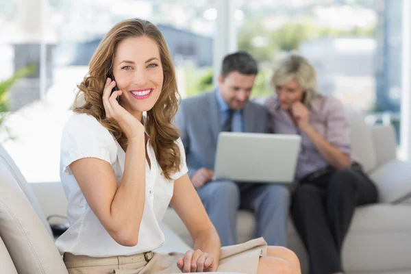 Affärskvinna på samtal med kollegor använder laptop — Stockfoto