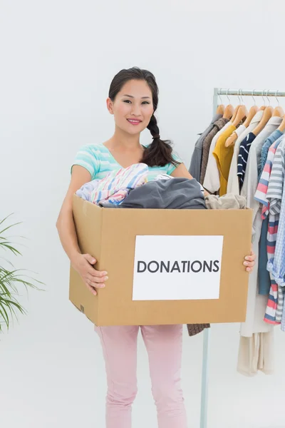Mujer joven con donación de ropa — Foto de Stock