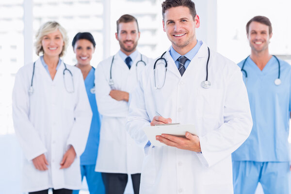 Confiado feliz grupo de médicos en el consultorio médico — Foto de Stock