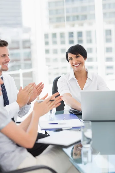 Affärsmän klappar medan i ett möte — Stockfoto
