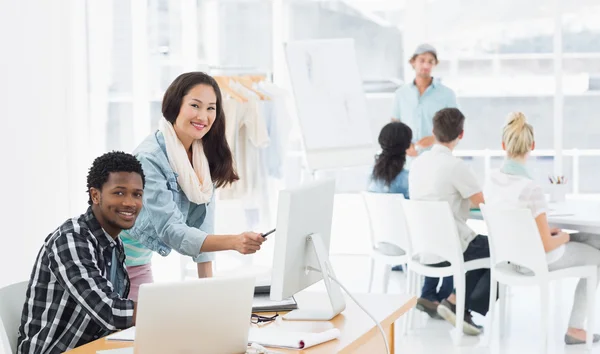 Kunstenaars werken bij bureaus in creatieve kantoor — Stockfoto